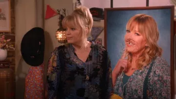 Johnny Was Lanai Burnout Lydia Blouse portée par Gabby (Melissa Peterman) comme on le voit dans Happy’s Place (S01E07)