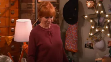 Le pull en cachemire bordeaux de Kooples porté par Bobbie (Reba McEntire) comme on le voit dans Happy’s Place (S01E07)