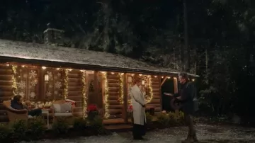 Abrigo de Lamarque Thara usado por Melinda Monroe (Alexandra Breckenridge) como se ve en Virgin River (S06E01)