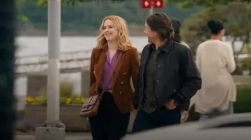 Bandolera pequeña de Kinley fósil usada por Melinda Monroe (Alexandra Breckenridge) como se ve en Virgin River (S06E01)