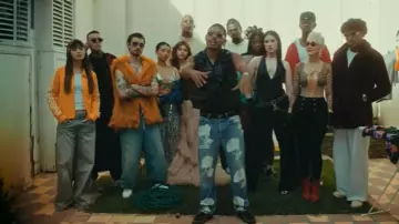 Ceinture Prada à boucle triangle épaisse noire et argentée portée par Myke Towers dans Myke Towers & Pirlo - VAN CLEEF (Official Music Video)
