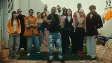 Better With Age Jean 'Teresa' imprimé bleu et blanc sur toute la surface porté par Myke Towers dans Myke Towers & Pirlo - VAN CLEEF (Official Music Video)