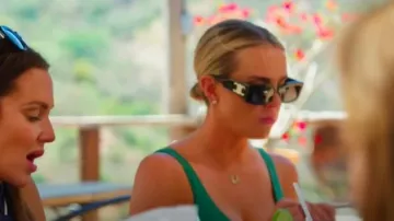 Lunettes de soleil rectangulaires Celine Triomphe 53MM portées par Whitney Rose comme on le voit dans Les vraies femmes au foyer de Salt Lake City (S05E15)