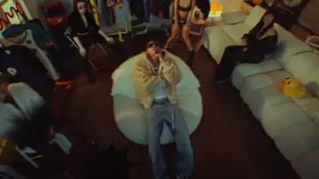 After Pray Veste à capuche en fausse fourrure beige portée par Myke Towers dans Myke Towers & Pirlo - VAN CLEEF (Official Music Video)