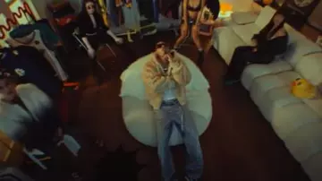 Naissance du jean '20K' Royal Child Blue Gradient Allover Crystal porté par Myke Towers dans Myke Towers & Pirlo - VAN CLEEF (Official Music Video)