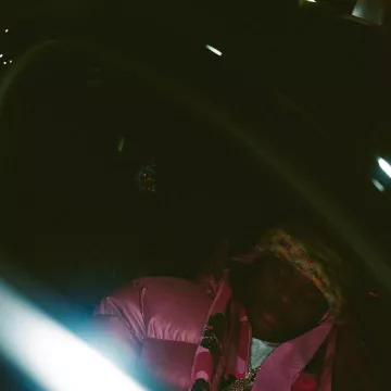 Gorro A.P.C. White Multicolor Speckled 'Happy' usado por 42 Dugg en la cuenta de Instagram @42_dugggg