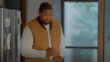 Gilet en toile Dickies Duck en marron porté par Sean (Luke Tennie) comme on le voit dans Shrinking (S02E11)