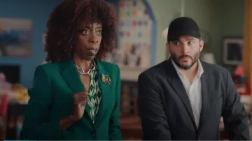 Bar III Blazer verde de un botón para mujer usado por Marla (Lisa Codrington) como se ve en Children Ruin Everything (T04E09)