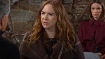 Dkny Pull rayé à manches tombantes porté par Mariah Copeland (Camryn Grimes) tel qu’on le voit dans Les Feux de l’Amour le 7 janvier 2025