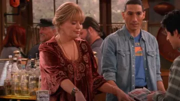 Vestido de cuentas de terciopelo para mujer de Shyanne usado por Gabby (Melissa Peterman) como se ve en Happy's Place (T01E08)