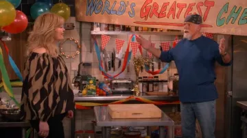 Haut Carroline d’AG Jeans porté par Gabby (Melissa Peterman) comme on le voit dans Happy’s Place (S01E08)