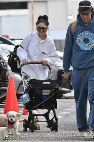 Bolso cambiador de placa con logotipo esmaltado de Prada usado por Vanessa Hudgens en Arizona el 8 de enero de 2025