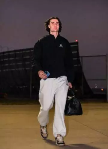 Veste de survêtement Balenciaga Black Unity Sports Icon portée par Josh Giddey sur le compte Instagram @raptors
