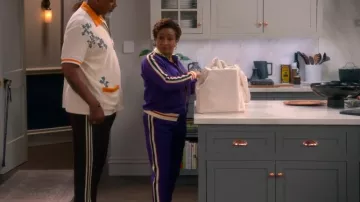 Conjunto de chándal G Style para mujer usado por Lucretia Turner (Wanda Sykes) como se ve en The Upshaws (S06E01)