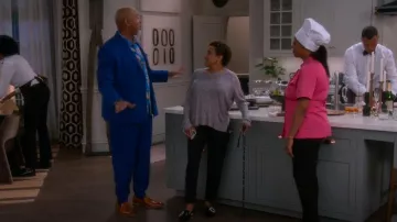 Mocasines de punta puntiaguda adornados con Viona para mujer de Jeffrey Campbell usados por Lucretia Turner (Wanda Sykes) como se ve en The Upshaws (T06E01)