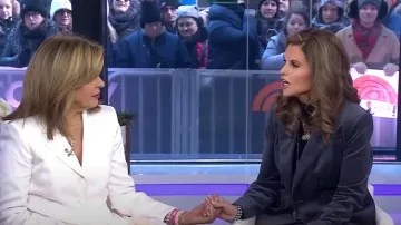 Blazer de solapa Paige Malbec Peak en azul calicó usado por Maria Shriver como se ve en Today el 10 de enero de 2025