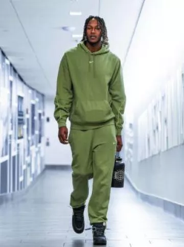 Pantalones de chándal Nike NRG x Nocta Oil Green Fleece usados por Myles Turner en la cuenta de Instagram @pacers