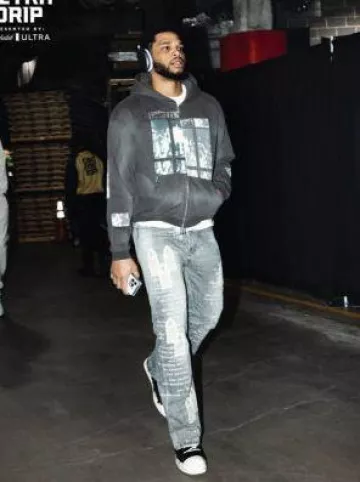 Who Decides War Grey Cathedral Patch Scripture Jeans usados por Miles Bridges en la cuenta de Instagram @milesbridges