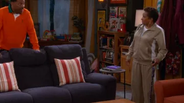 Nike Pk Pantalón Lifestyle Mujer Khaki Blanco usado por Lucretia Turner (Wanda Sykes) como se ve en The Upshaws (S06E02)