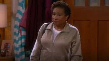 ATM Anthony Thomas Melillo Schoolboy Slub Jersey Camiseta usada por Lucretia Turner (Wanda Sykes) como se ve en The Upshaws (S06E02)