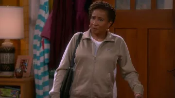 Bolso AllSaints Beaumont usado por Lucretia Turner (Wanda Sykes) en The Upshaws (T06E02)