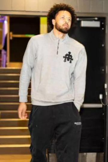 Sudadera Chrome Hearts Grey Triple Cross Half Zip usada por Cade Cunningham en la cuenta de Instagram @pistons_jack