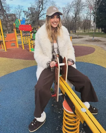 La chemise oversize en coton à carreaux Attico Diana en marron portée par Chiara Ferragni sur son post Instagram le 11 janvier 2025