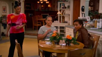 Mother Women’s The Sinful Short Sleeve T-Shirt Relax Baby Be Cool porté par Regina Upshaw (Kim Fields) comme on le voit dans The Upshaws (S06E02)