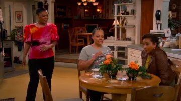 Haut en satin à manches bouffantes imprimé DKNY porté par Joyce (Yvette Nicole Brown) comme on le voit dans The Upshaws (S06E02)