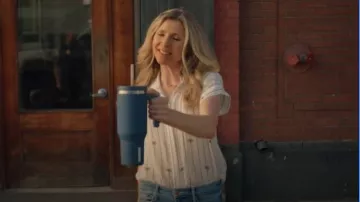 Camisa de Jamie Rails usada por Yazmin (Sarah Chalke) como se ve en Control de Animales (S03E01)