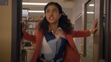Chemisier imprimé ballon dynamite porté par Emily Price (Vella Lovell) comme on le voit dans Animal Control (S03E01)