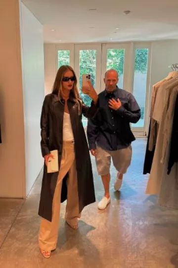 Sandale Vika The Row en peau de serpent portée par Rosie Huntington-Whiteley à The Row le 29 juillet 2024