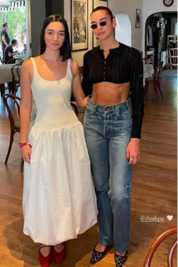 Jean Céline Stone Wash Straight Fit porté par Dua Lipa au restaurant Tiffany au Kosovo le 28 juillet 2024