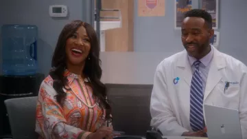 Antonio Melani Polina Paisley Blusa de botones de manga larga a juego usada por Sheila Morrison (Dayna Dooley) como se ve en The Upshaws (S06E03)