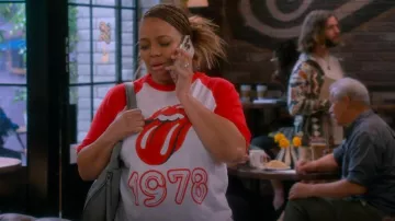 Forever 21 Rolling Stones Camiseta usada por Regina Upshaw (Kim Fields) como se ve en The Upshaws (T06E03)