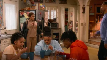 Pantalones de lana desconstruidos Cos usados por Lucretia Turner (Wanda Sykes) como se ve en The Upshaws (T06E03)