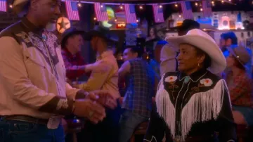 John Moon Women’s Floral Brodered Fringe Western Shirts porté par Lucretia Turner (Wanda Sykes) comme on le voit dans The Upshaws (S06E05)