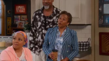 L’Agence Dani Paisley Chemise portée par Lucretia Turner (Wanda Sykes) comme on le voit dans The Upshaws (S06E06)