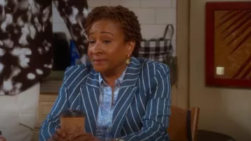 L’Agence Wayne Veste en jean rayée portée par Lucretia Turner (Wanda Sykes) comme on le voit dans The Upshaws (S06E06)
