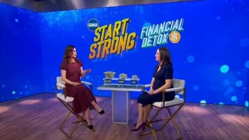 Robe Doen Katarina en cerisier noir portée par Rebecca Jarvis comme on le voit dans Good Morning America le 13 janvier 2025