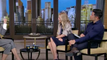 Chemise en sergé de soie imprimée Chloé portée par Kelly Ripa comme on le voit en LIVE avec Kelly et Mark le 13 janvier 2025