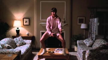 Chemise rayée rose portée par Joel (Tom Cruise) dans Risky Business