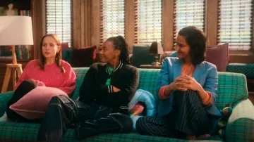 Pantalones de vestir de H&M usados por Bela Malhotra (Amrit Kaur) como se ve en The Sex Lives of College Girls (T03E08)