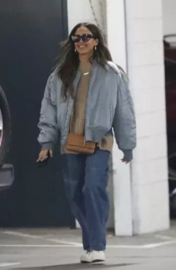 Collar con placa de identificación personalizada de Jennifer Meyer usado por Jessica Alba en Erewhon Market el 14 de enero de 2025