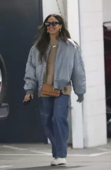 Chanel Fall 2019 Flap Bag worn by Jessica Alba at Erewhon Market on january 14, 2025