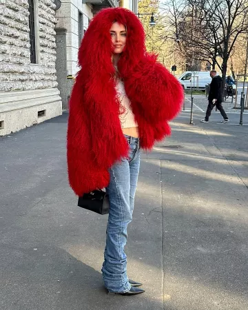 Manteau de fourrure court avec capuche de Santa Brands porté par Chiara Ferragni sur sa Story Instagram le 14 janvier 2025