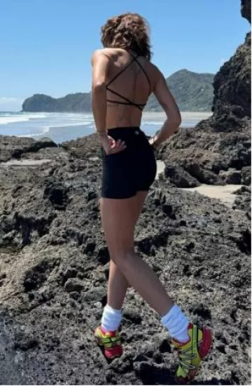 Zapatillas Salomon Speedcross 3 Sulfur usadas por Rita Ora en su publicación de Instagram el 14 de enero de 2025