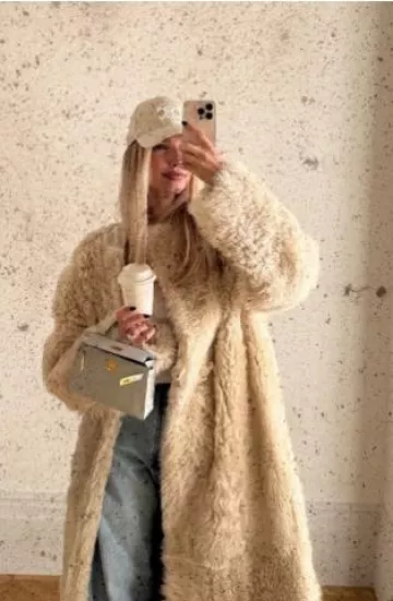 Celine Triomphe Baseball Cap in Cotton Vanilla worn by Leonie Hanne on her Instagram Post on January 14, 2025