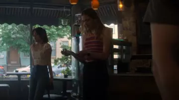 Levi’s Dad Straight porté par Cece Brewer (Jayden Bartels) comme on le voit dans Chair de poule (S02E05)