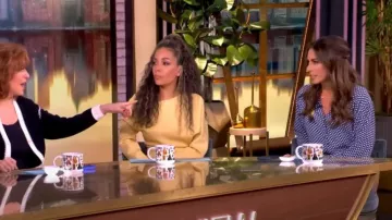 Theory Geo Print Camisa relajada abotonada usada por Alyssa Farah como se ve en The View el 7 de enero de 2025